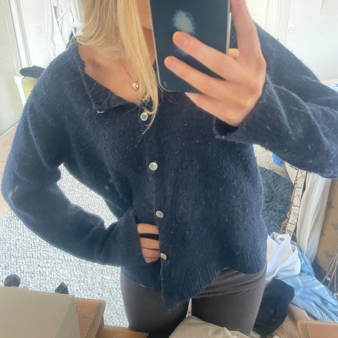 Marinblå stickad kofta
