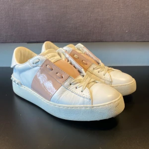 Valentino Skor  - Hej! Säljer nu mina skor från märket Valentino , Storlek 36 fint skick. Tveka inte på att höra av dig om du har frågor eller funderingar kring varan! 