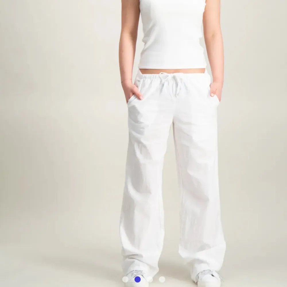Superfina linnebyxor från Young Gina, innerbenslängden är 70cm, använda 1 gång. Jeans & Byxor.