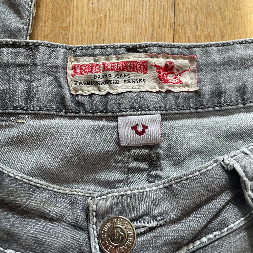 Jeansen är i stolek 32! Säljer för att dem passar inte. Ser helt nya ut ❤️ . Jeans & Byxor.