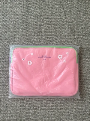 Marc Jacobs datorfodral 🎀 - Säljer ett helt nytt datorfodral från Marc Jacobs<3  Mått: 37 cm bred och 27 hög