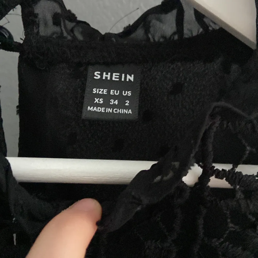 Hejsan jag säljer min svarta fina blus från SHEIN använd ca  två gånger. Inga alls defekter helt som ny! ❤️ . Blusar.