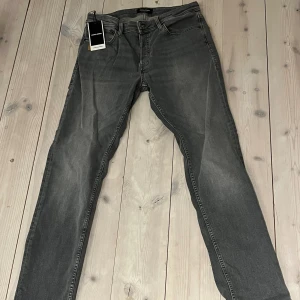 Jack&jones jeans - Säljer ett par nyköpta oanvända mörkgrå jack&jones jeans.  32/32 slimtraight/TM. Nyskick, nypris 599, säljer för 250(pris kan diskuteras vid snabbt köp).