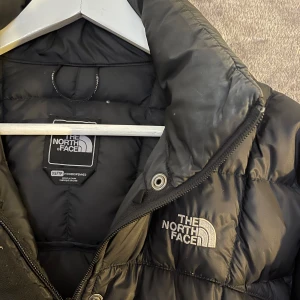North Face jacka - Lång modell, true to size. Passar om man är 165cm eller kortare skulle jag tro.   Använd men bra skick! Blixtlåset är lite ”lirkigt” men den går absolut att stänga. Säljes pga för liten för mig.   Kika på mina övriga annonser så samfraktar jag gärna 