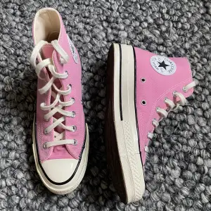 Jättefina och somriga converse. Köpta förra våren på JD sports för 1000kr. Använda 2 gånger säljer då jag har för många skor så de kommer inte till användning. Jättefint skick liten missfärgning på snöret se bild 3❤️