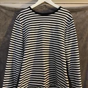 Långärmad randig tröja H&M - En randig, lite oversize långärmad från HM. Sparsamt använd. Lite tunnare material. Skön!