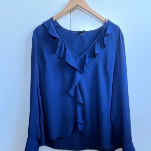 marinblå blus  - Jättefin blus från Ginatricot. Storlek 42 men passar mig som 36/38 perfekt. Denr jättefin och knappt använd💞