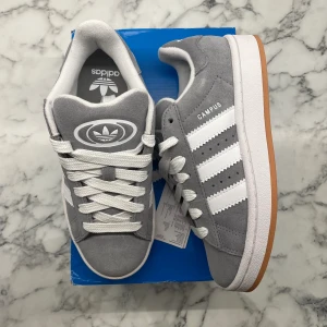 Adidas Campus 00s ”Grey Gum” Junior  - Helt nya och oanvända Adidas Campus 00s ”Grey Gum” i juniormodellen. Storlek: 36 2/3. Pris: 1799. Skicka ett meddelande vid intresse. Köp tryggt och snabbt hos oss. Många nöjda kunder😊