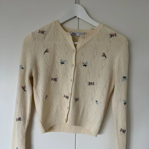 Kofta - Denna jättegulliga topp är från Zara. Jätte fin färg med små blommor. Perfekt till sommaren. 