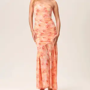 Säljer denna superfina adoore klänningen i storlek 36/S. Den är helt ny och aldrig använd, prislappen sitterkvar🤌🏼 