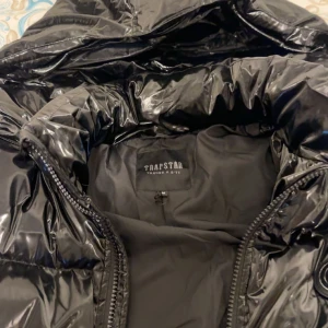 Trapstar - Varan är i bra skick har haft den i 3 månader började tröttna och tänkte att de skulle va bra o sälja    Priset är inte i sten vi kan prata om det