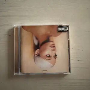 Ariana grande cd skiva sweetner. Köpt 2021. Frakten är på köparens bekostnad 
