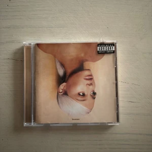 Ariana grande cd - Ariana grande cd skiva sweetner. Köpt 2021. Frakten är på köparens bekostnad 