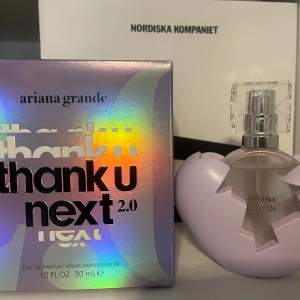 Ariana grandes parfym thank u, next. 30 ml, har inte använt den men har däremot testat den och jag säljer den för att jag har andra dofter jag hellre använder. Jag säljer denna för 300kr, jag köpte den för 525kr.