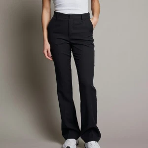 vilma kostymbyxor bikbok - pv vilma kostymbyxor från BikBok. använda men fortfarande i väldigt gott skick, strl 36 och jag är 162cm