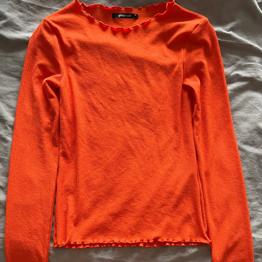 Denna tröja är super fin färg till sommaren och våren. Tröjan är tunnt material och lite genomskinlig. Den är från Gina tricot i storlek XS men passar även S. Super fint skick utan tecken på användning ❤️. Tröjor & Koftor.