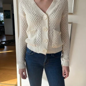 Kofta - Säljer denna super fina kofta som är perfekt till vår och sommar men går även att änvända året om! 