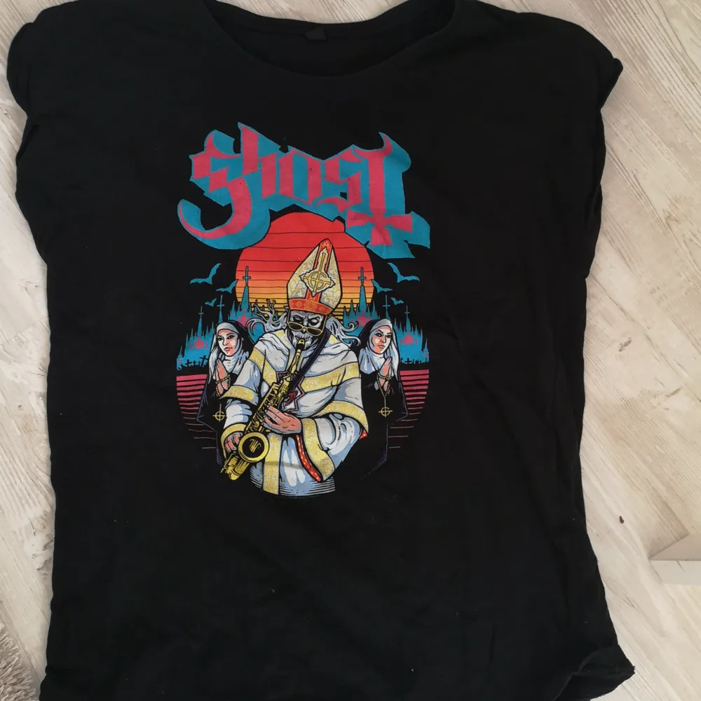 Ghost t-shirt bra skick kontakta mig om du är intresserad :) Storlek: S. T-shirts.