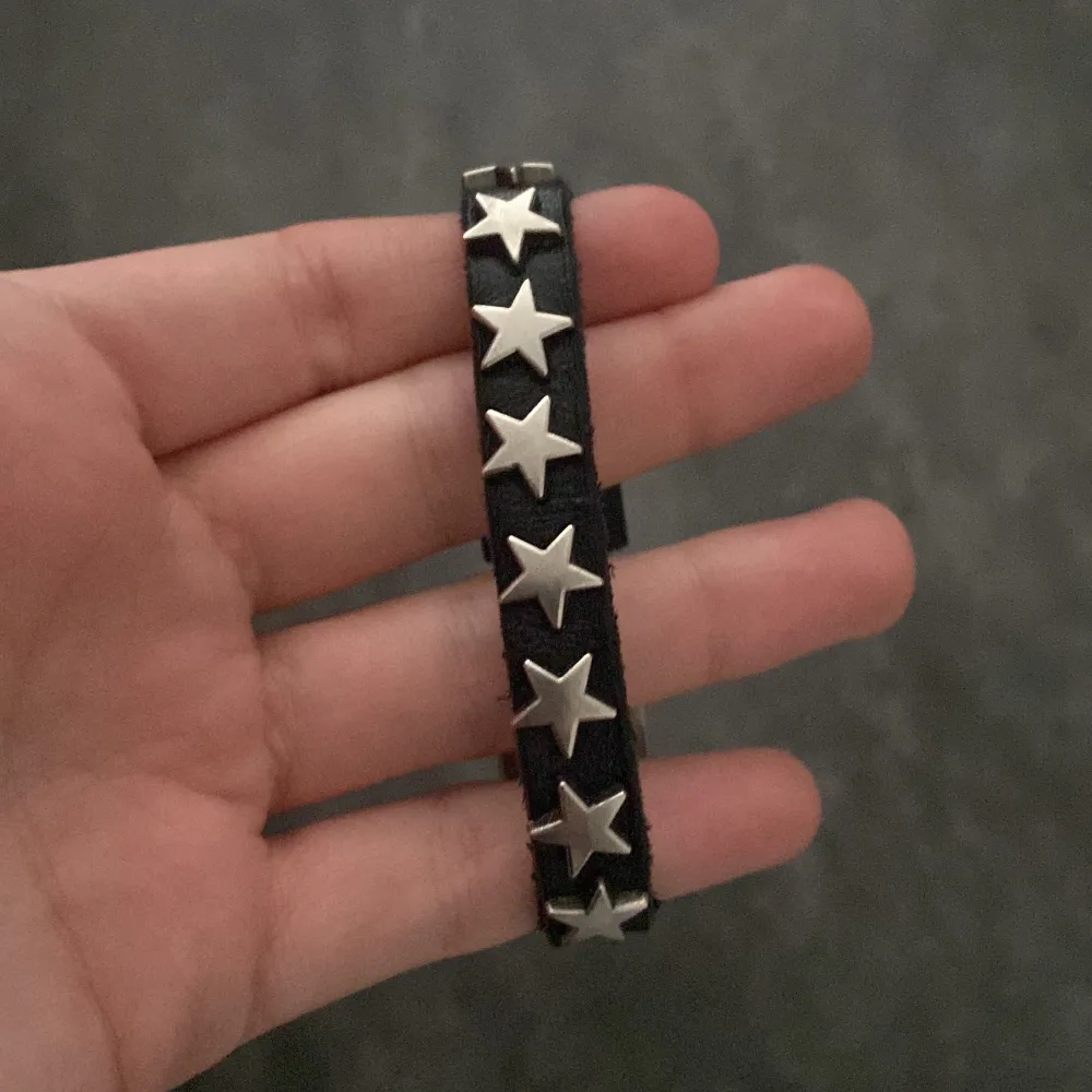 att jötte fint stjärn armband! köpt på punkt shop i stockholm förra året, använt få gånger men inget som syns! . Accessoarer.