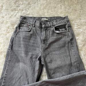 Jättefina jeans från Gina som är mid waist/high waist beroende på hur man sätter dom. Tyvärr blivit försmå för mig därför jag säljer, är 180 lång och passar fint på länden för mig!