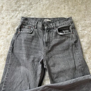 Jeans från Gina tricot - Jättefina jeans från Gina som är mid waist/high waist beroende på hur man sätter dom. Tyvärr blivit försmå för mig därför jag säljer, är 180 lång och passar fint på länden för mig!