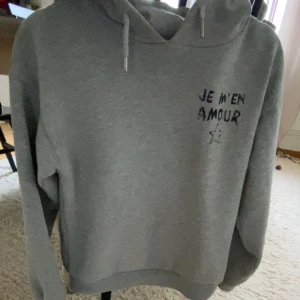 Supersnygg hoodie! - Hoodien är i ny skick och har inte kommit till andvändning på ett tag och säljs därför! Tveka inte vid frågor 😇💗