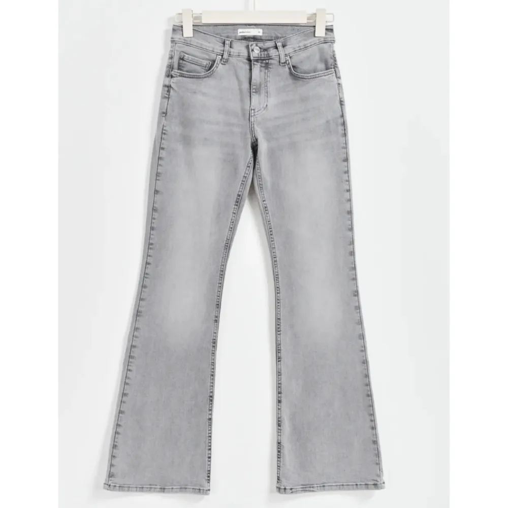 Supersnygga gråa lågmidjade bootcut jeans från Gina Tricot utan defekter! Endast använda 2-3 gånger💖nypris 499kr. Jeans & Byxor.