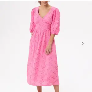 En jättefin rosa klänning som jag köpte i somras för 999kr. 🩷🩷🩷 perfekt sommarklänning.