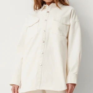 Oanvänd skjortjacka (prislapp kvar) - Säljer denna oversized skortjacka pga att den var för stor för min smak och bara legat i garderoben. Från NA-KD väldigt fin till vår och sommar.