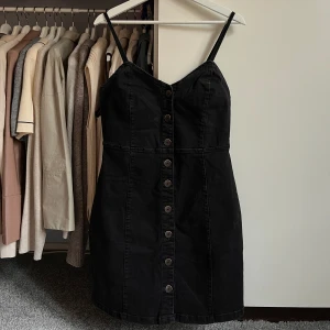 Klänning - 🤍Klänning i denimliknande material 🤍Från Mango i strl M 🤍Använd ett fåtal gånger, i fint skick