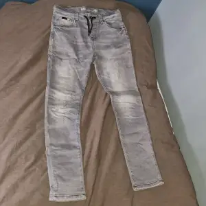 Tjena! Säljer ett par Lab industries byxor, stretchiga jeans. Storlek 170