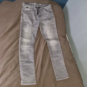 Lab industries byxor - Tjena! Säljer ett par Lab industries byxor, stretchiga jeans. Storlek 170