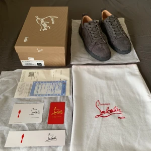 Christian Louboutin - HEJ!! Tänkte sälja mina Christian Louboutin då dom inte passade mig! Storlek:42  Skick:10/10! (Aldrig använda) Färg:gråa   