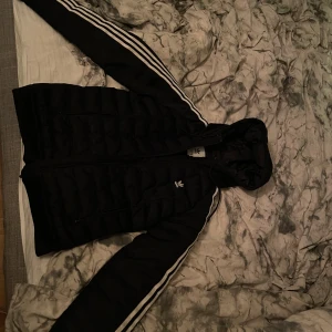 Adidas jacka  - Använd men endå i fint skick 
