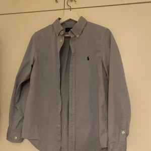 Ralph lauren skjorta - Snygg raffe skjorta i fint använt skick perfekt nu mot vår/sommar☀️! Står 18 i skjortan men sitter som en XS  