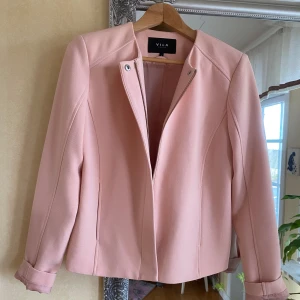 Elegant vårjacka - En elegant vårjacka från Vila i laxrosa Nyskick, använd 1 gång