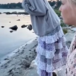 Maje Långkjol - Säljer min maje kjol i storlek 38. Endast använd fåtal gånger i nyskick! Är i vanliga fall en 36 så skulle säga att den passar allt från 34-38 med tanke på resåren. Perfekt långkjol till sommaren🙌🏼🩷 (Första bilden är lånad)