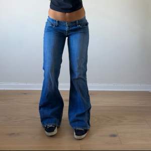 Så snygga lågmidjade vintage Hilfiger jeans. Samma modell som första bilden men försmå för mig så inga bilder med dom på. Dessa är i en ljusare tvätt än första bilden. Midjemåttet är ca 70cm och innerbenslängden är ca 73cm. 