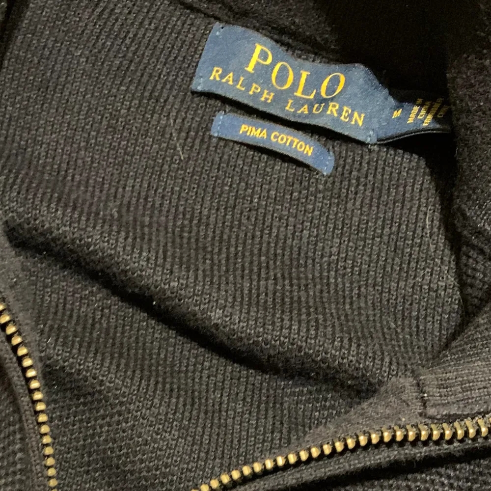 Säljer denna fina Ralph Lauren tröjan! | Fint skick utan skador! | Storlek M. | Nypris runt 2000kr säljer för 500kr. | Ställ gärna frågor innan du köper!. Tröjor & Koftor.