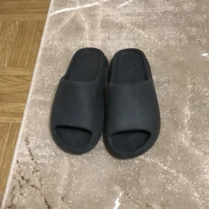 Yeezy slide tofflor  - Använda lite men endå bra sick 8/10 