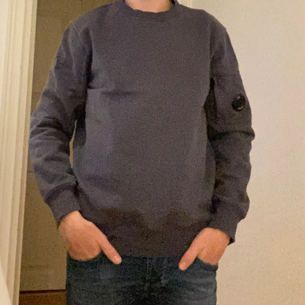Säljer denna stilrena cp company sweater då jag inte använder den tillräckligt för att behålla. Den är riktig och köpt på Nk Stockholm för 3500 kr Färgen är lila/grå. Hoodies.
