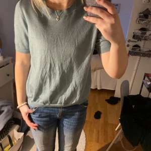 Stickad t-shirt  - Aldrig använd 