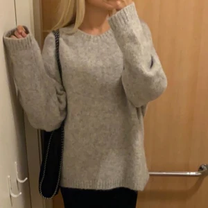 Stickad tröja - Grå stickad tröja så fin, knappast använd 