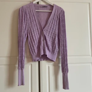 Zara  - Fin stickad kofta i lila från zara Storlek M  Använd en gång