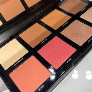 Morphe face palette färg 8m medium vibe🩷 CONTOURE är använd några gånger och några av dom andra har testats men nästan som ny, säljs pga att den inte kommer till användning så jag har väldigt mycket annat smink🩷