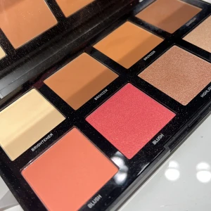 Morphe face palette  - Morphe face palette färg 8m medium vibe🩷 CONTOURE är använd några gånger och några av dom andra har testats men nästan som ny, säljs pga att den inte kommer till användning så jag har väldigt mycket annat smink🩷