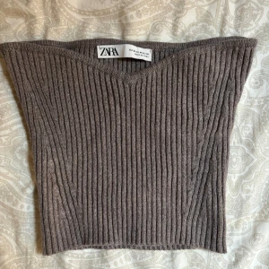 Stickad tubtopp - Otroligt snygg tubtopp från Zara💋 (Köptes på sellpy i nyskick) den har inga defekter och är som ny!! Den är i storlek M men passar även S och uppåt, den är väldigt stretchig❣️ 