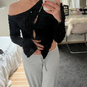 Festtopp  - Säljer denna jättefina svarta fest toppen! Toppen är i fint skick och är köpt här från plick! Tyvärr inte markerad med storlek men skulle säga att den passar både xs och s (jag är en s) 🥰