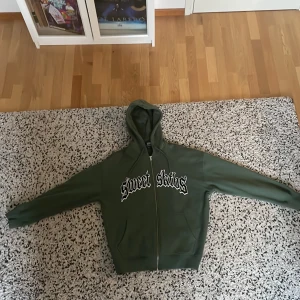 Sweet sktbs zip hoodie - Säljer denna fina Sweet sktbs zip hoodien köpt i junkyard butiken i Göteborg. Baksidan helt blank. Helt oanvänd! Nypris 899kr. Modellen är 180 cm