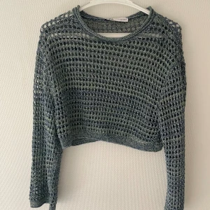 Stickad glittrig tröja - Stickad färgglad tröja med glittrigt garn